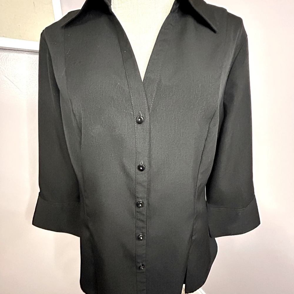 Black 3/4 sleeve v neck button down blouse with collar. Size large - Picture 7 of 10